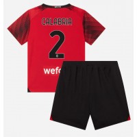 Camisa de Futebol AC Milan Davide Calabria #2 Equipamento Principal Infantil 2023-24 Manga Curta (+ Calças curtas)